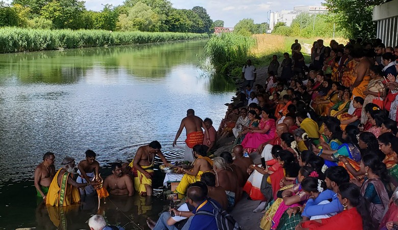 Foto von rituellen Waschungen im nahe gelegenen Datteln-Hamm-Kanal beim Tempelfest im Jahr 2024 Foto von rituellen Waschungen im nahe gelegenen Datteln-Hamm-Kanal beim Tempelfest im Jahr 2024